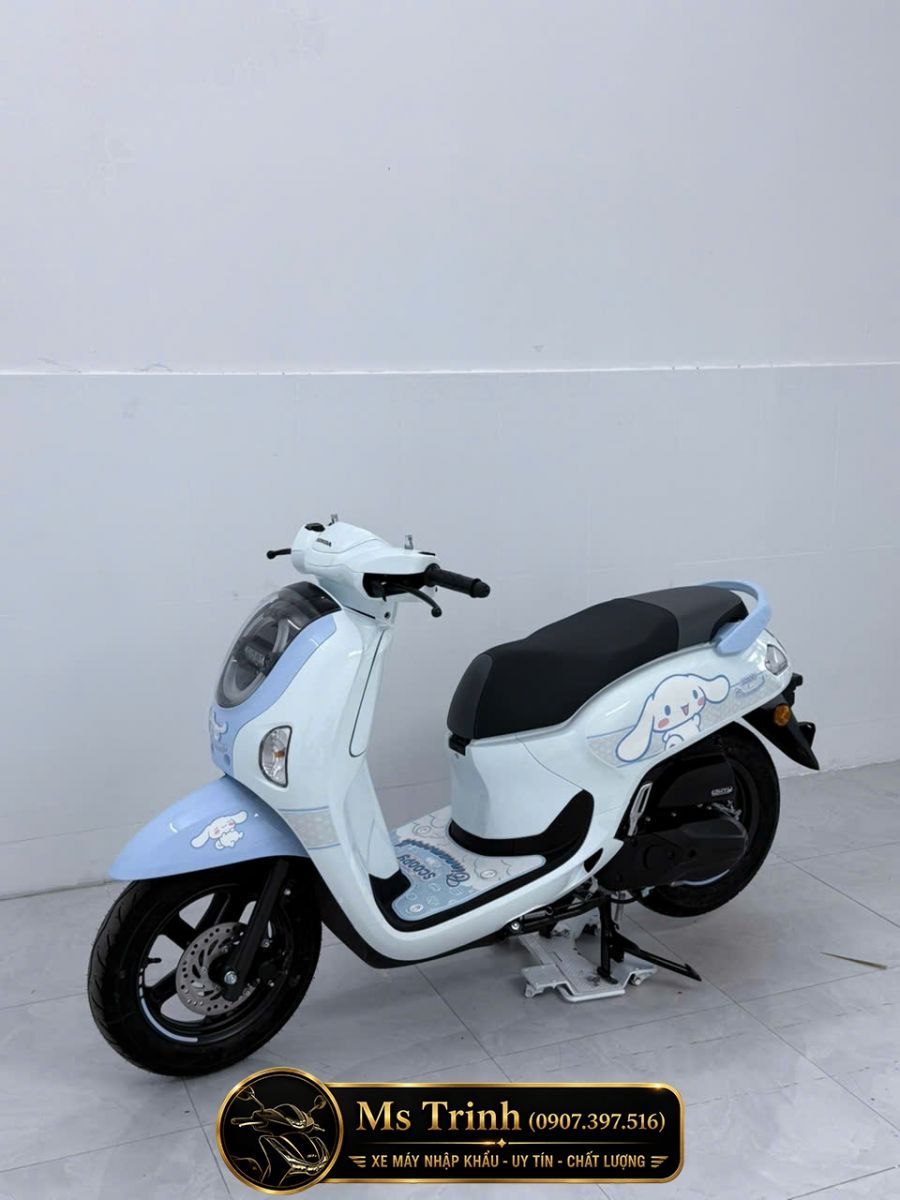 Honda Scoopy Cinnamoroll 2026 Gia Lai góc trước nghiêng trẻ trung và khác biệt.