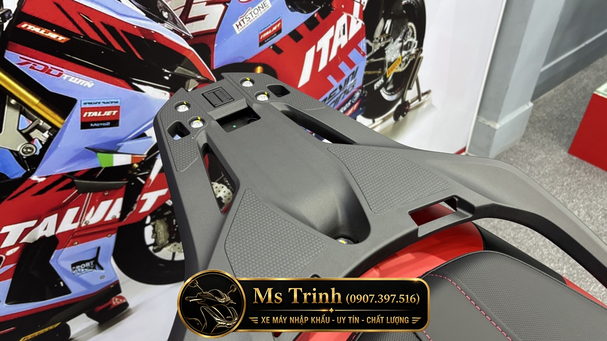 Tay dắt sau chắc chắn trên Honda SH150 Ý 2026 Cận cảnh tay dắt và phần đuôi Honda SH150 Ý màu đỏ Sporty New Concept