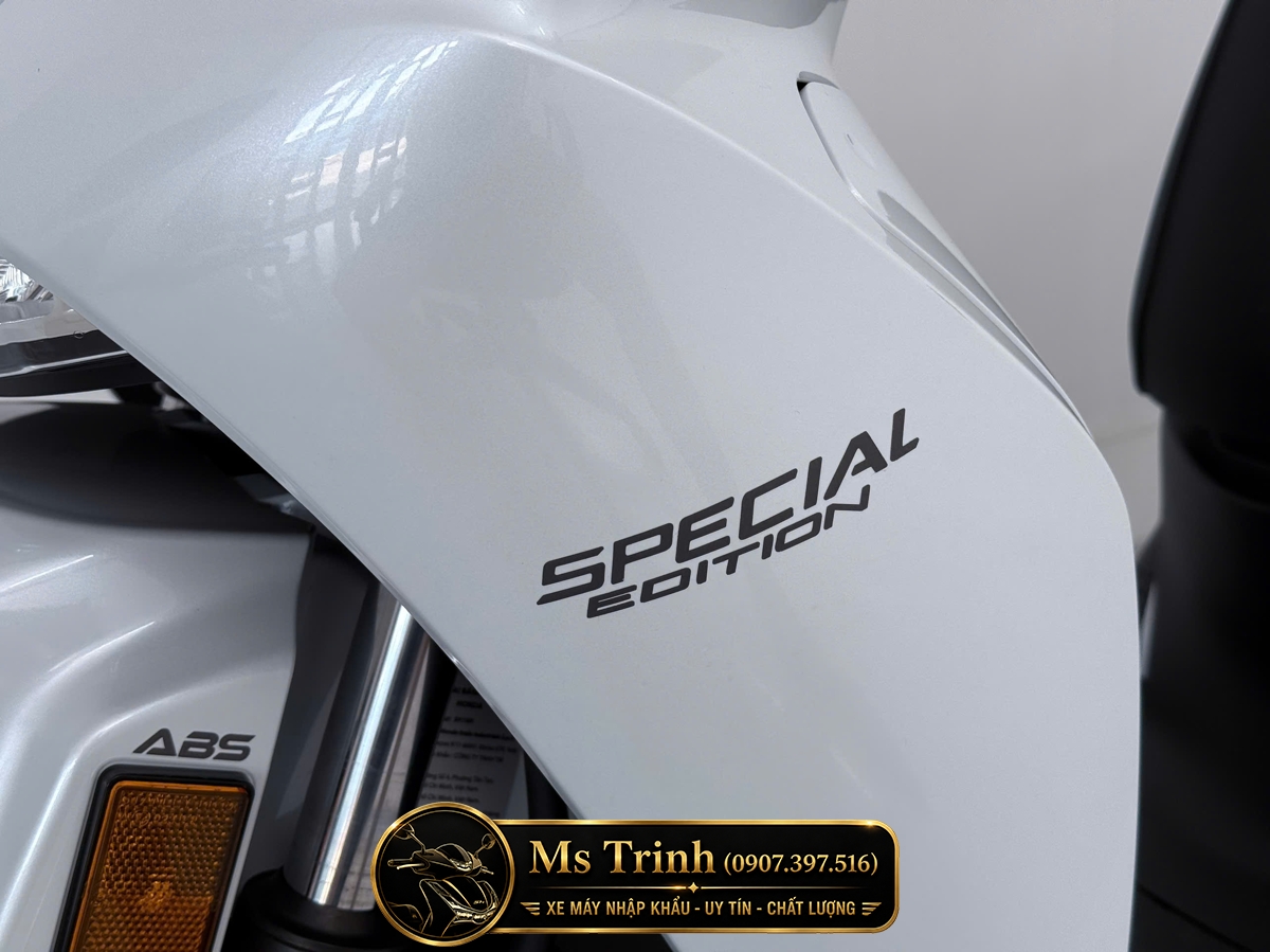 Chi tiết Special Edition màu xám dập nổi trên SH150i HMR trắng