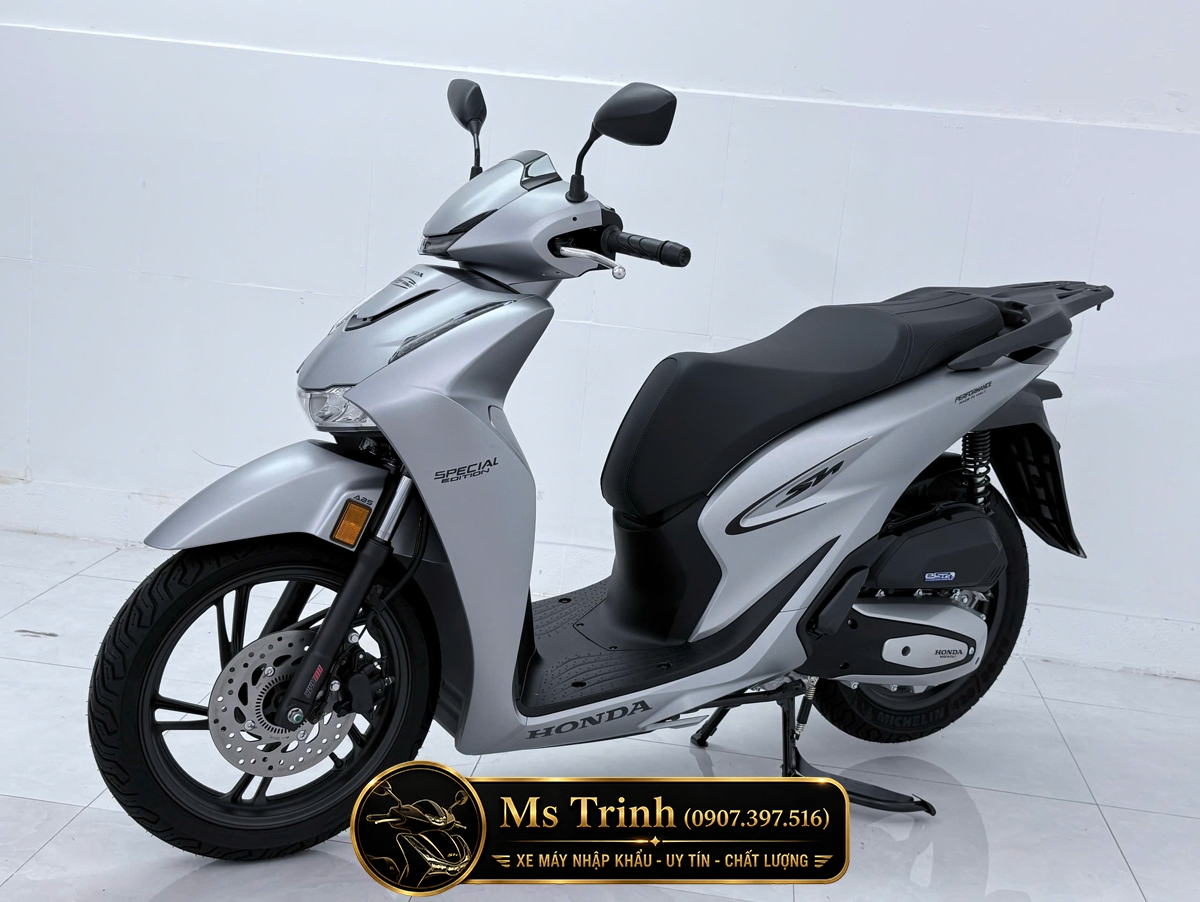 Toàn cảnh Honda SH150i HMR màu bạc nhập Ý nhìn ngang Honda SH150i Special Edition màu bạc với thiết kế thân xe liền mạch