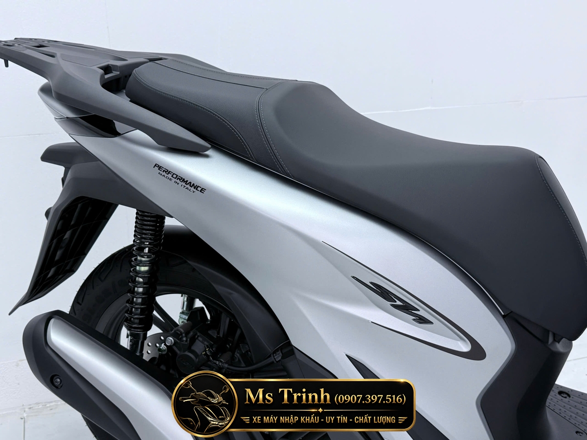 Biểu tượng cách điệu trên ốp sườn Honda SH150i HMR màu bạc Tem hông Honda SH150i nhập Ý màu bạc với biểu tượng HMR đặc trưng