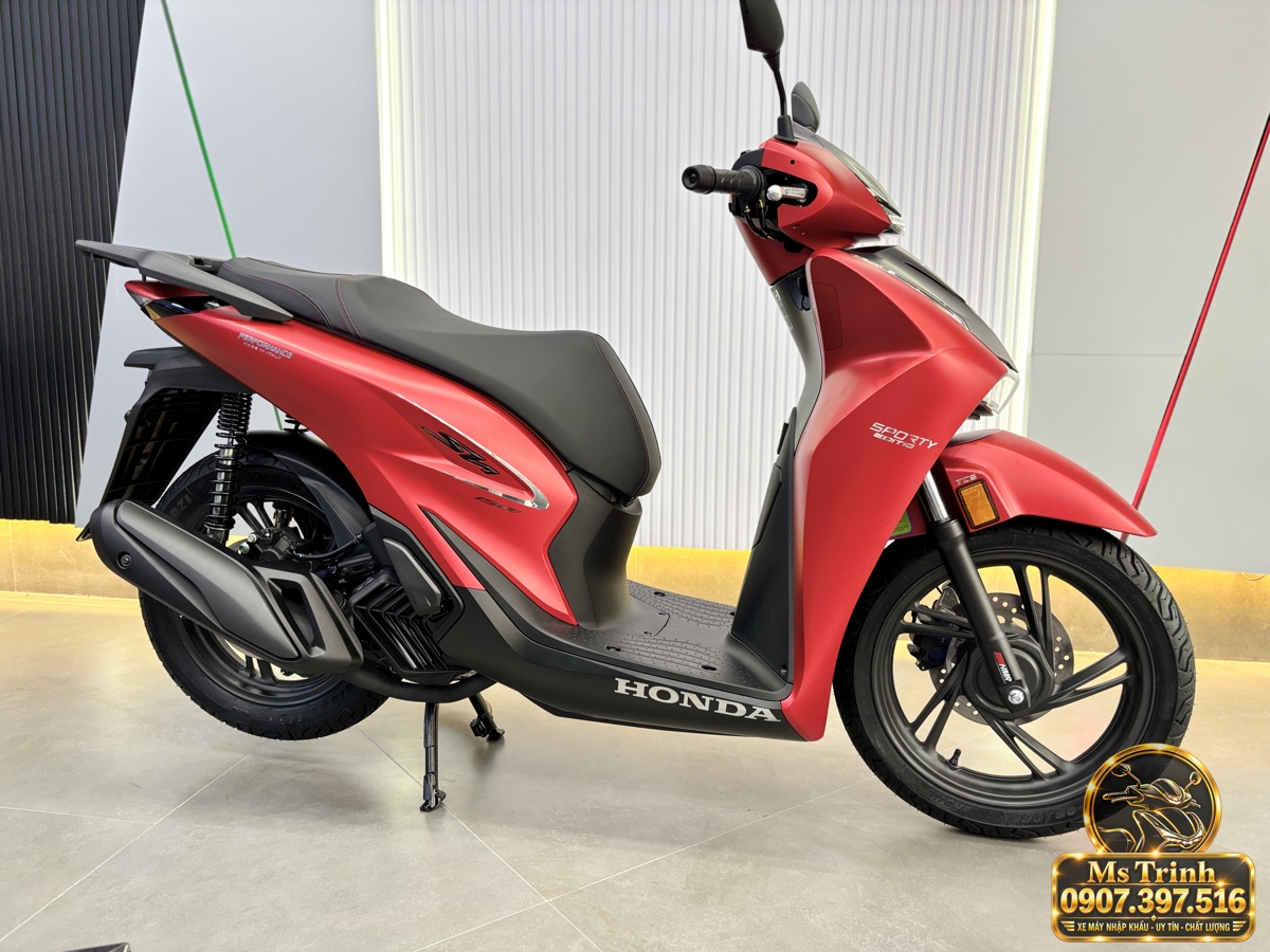 Tổng thể Honda SH150i nhập Ý màu đỏ phiên bản 2027 Honda SH150i Ý màu đỏ 2027 nhìn ngang với thân xe thanh lịch, bánh lớn và bộ mâm đen