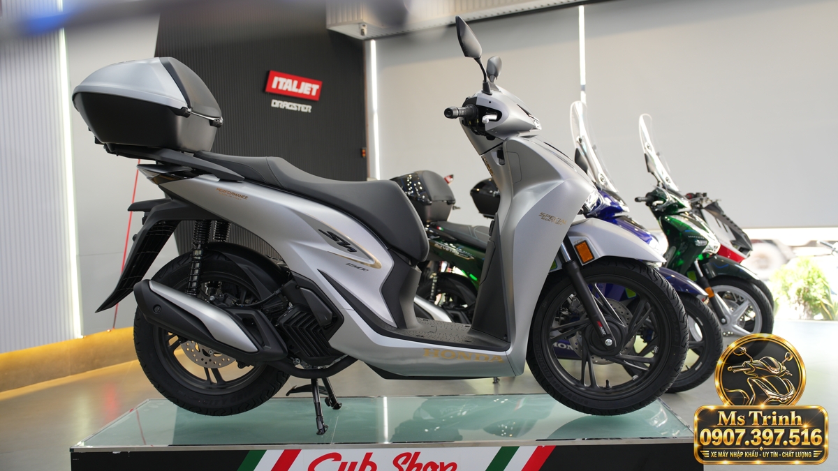 Dòng chữ Performance Made in Italy màu vàng trên ốp hông Honda SH150i Ý xám bạc dưới yên