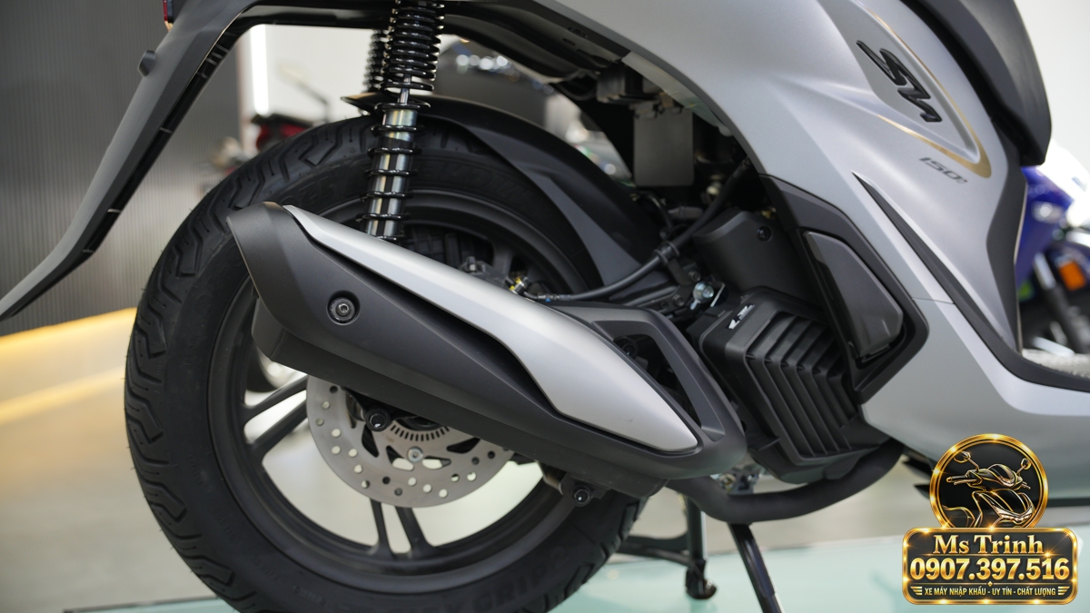 Cụm ống xả, bánh sau và hệ thống giảm xóc đôi trên Honda SH150i Ý xám bạc 2027