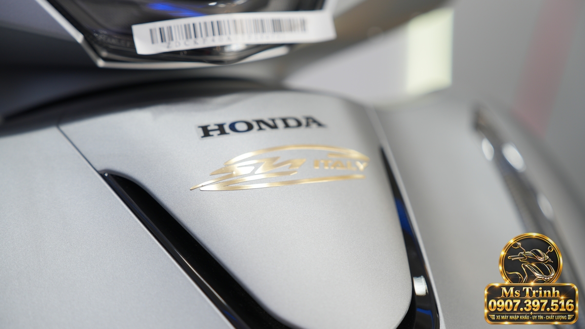 Cận cảnh logo Honda cùng tem SH Italy trên mặt nạ xe SH150 Ý màu xám bạc 2027